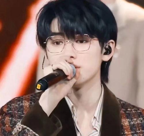 宋亚轩吃瓜韩红视频大全,趣味互动引网友热议