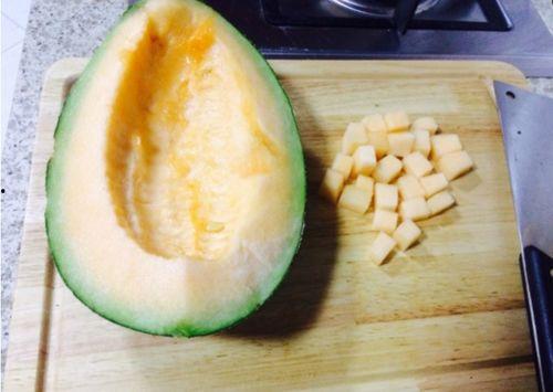 儿媳妇切哈密瓜给我吃视频,儿媳妇切哈密瓜的温馨瞬间